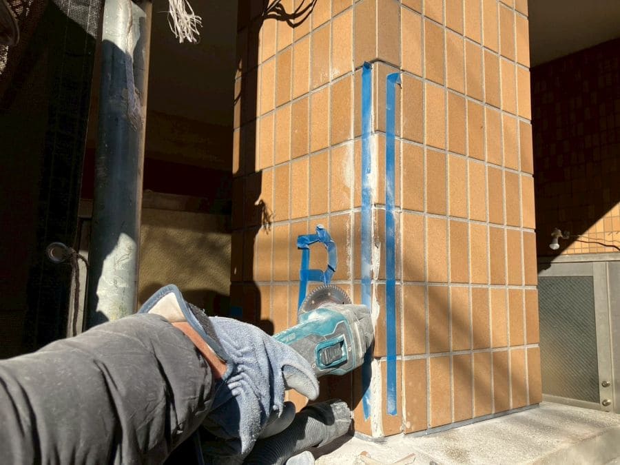 東京都大田区の外壁タイル補修工事.カッター入れ