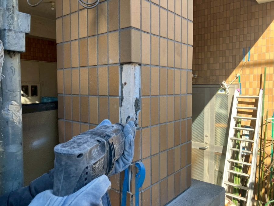 東京都大田区の外壁タイル補修工事.撤去中