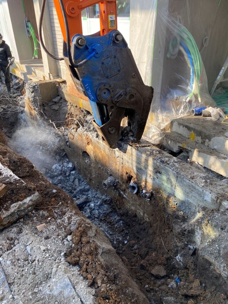 東京都武蔵野市 擁壁解体 斫り作業中の様子