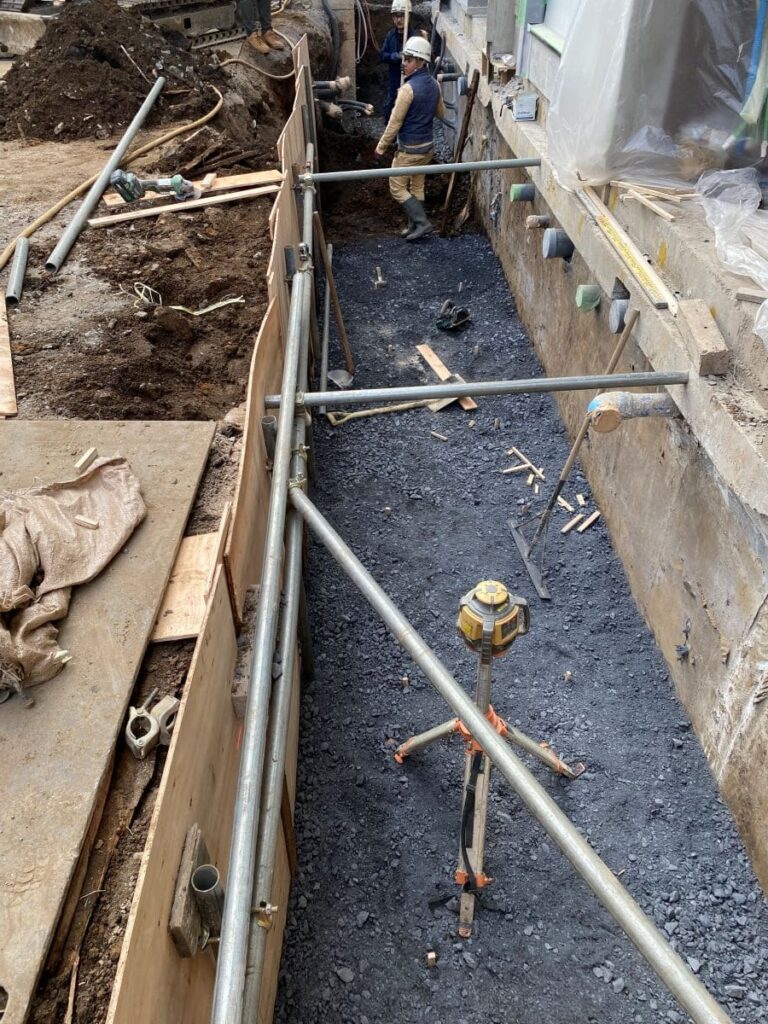 東京都武蔵野市 擁壁解体後 砕石敷き込み作業