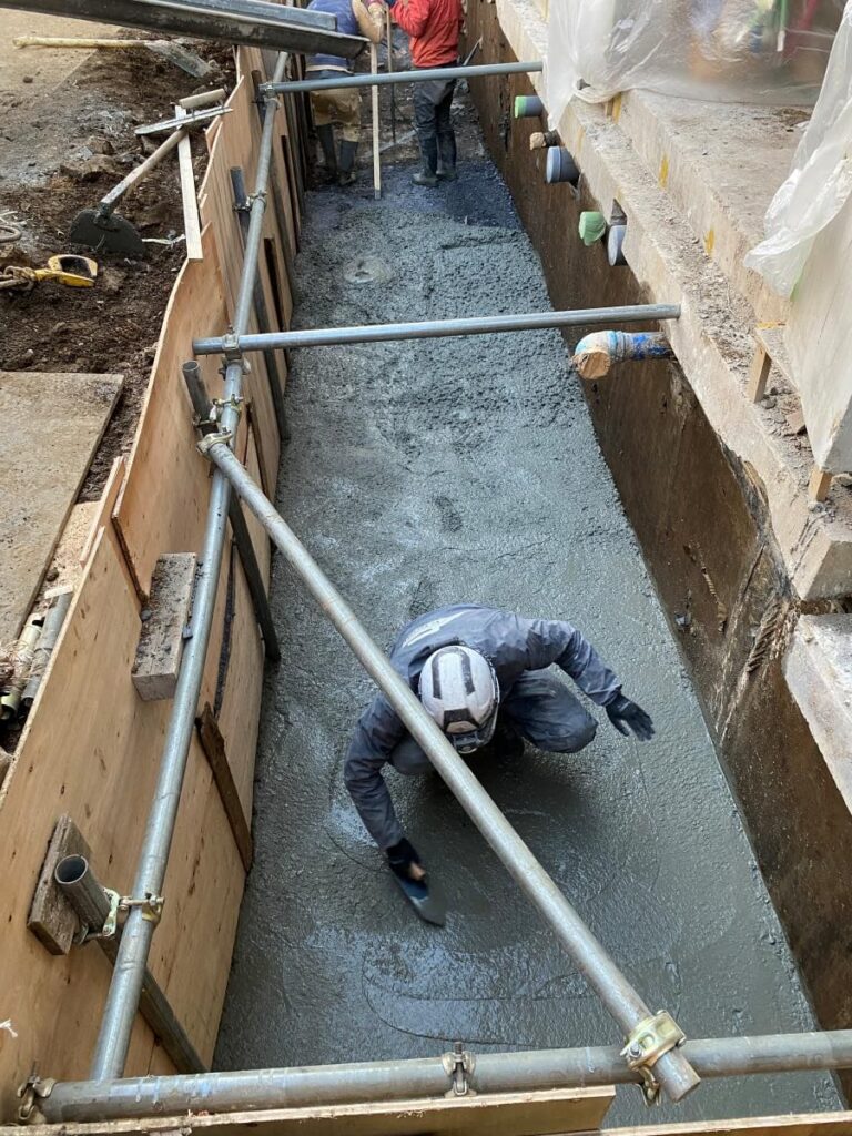 武蔵野市 擁壁解体工事 捨てコンクリート打設作業